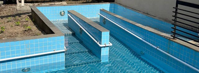 Accessible hydro pool