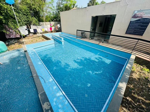 Accessible hydro pool